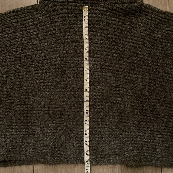 Do Everything In Love Grey Cropped Poncho. One Size - Picture 10 of 13